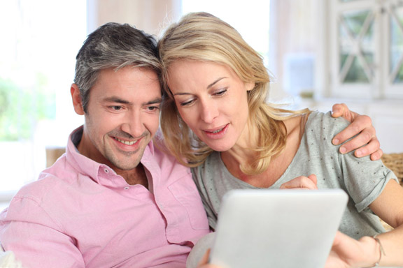 Couple ordinateur age medium